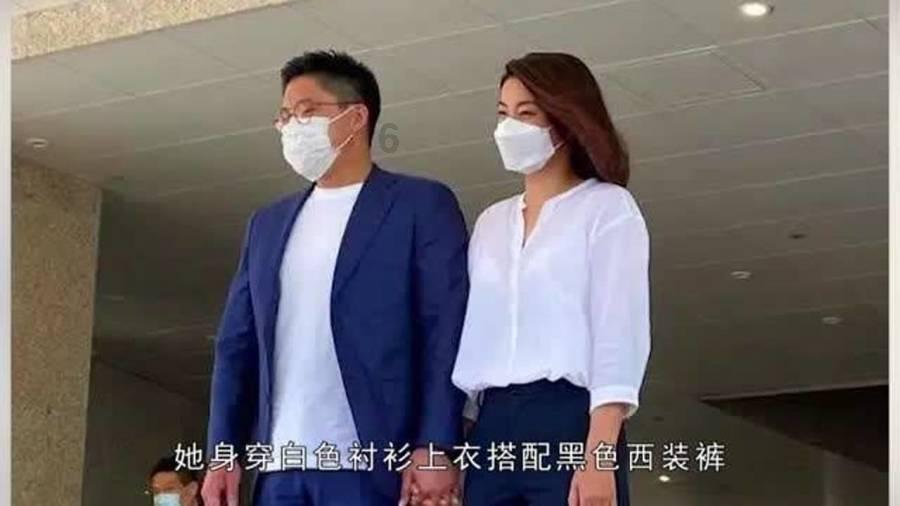 逃离残破的机舱